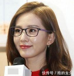 小眼镜气质女明星,独特魅力，闪耀荧屏