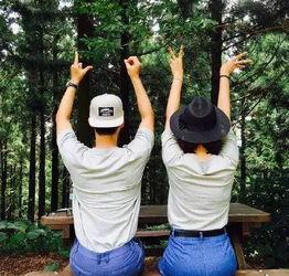 网红与布朗熊拍照姿势,网红与布朗熊的甜蜜拍照姿势大盘点