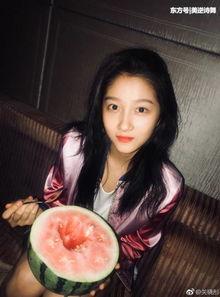 中国女星深夜吃瓜,揭秘中国女星的真实生活瞬间